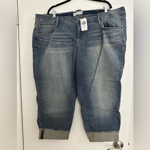 NWT TORRID cropped boyfriend jeans - Picture 1 of 2